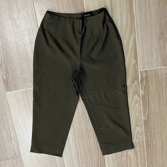 ISABEL ARDEE. Capri length dress pants with side invisible zipper. - Picture 4 of 4